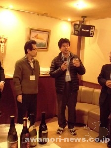 乾杯のあいさつをする皆出席のメンバーの嘉数さん(左)と太田さん（右）