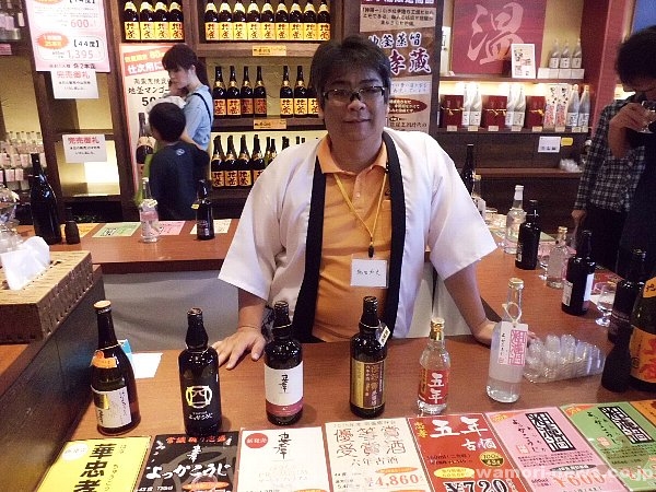 試飲コーナーで担当してくれた熱田和史さん。忠孝酒造の魅力を教えてくれつつ、どんどん試飲をすすめてくれた。