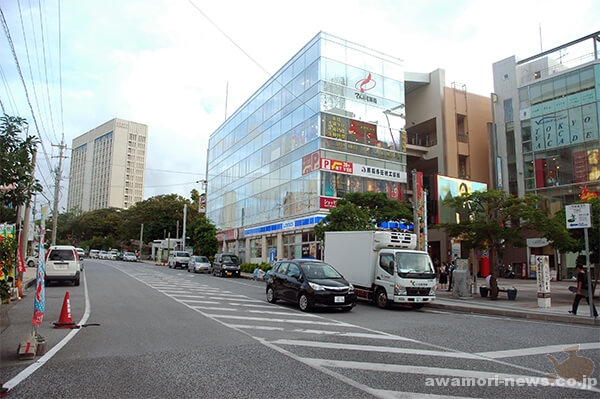 ローソン横から入る道が2012年に開通した桜坂中通り。この先に県民ステーキ国際通り店はある。