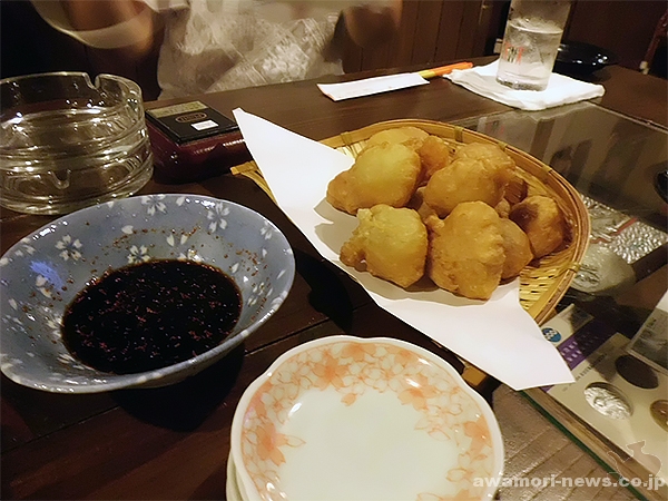 料理の撮影を忘れて途中で気がついて撮った天ぷら。ボクの席のグループはイカ天ぷらで、息子の席の魚天ぷらだった。