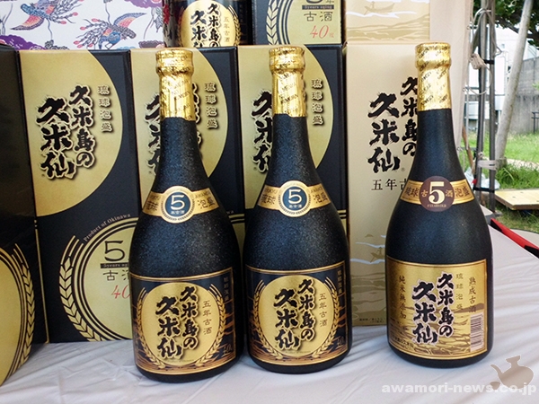 ラベルがリニューアルした久米島の久米仙5年古酒。右が従来のラベル。