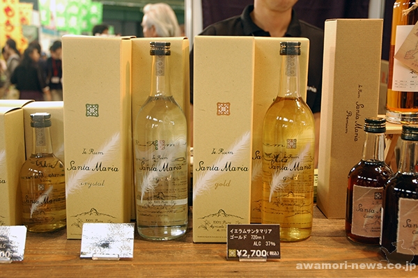 伊江島のラム酒のサンタマリア。左が「クリスタル」で右が樽貯蔵の「ゴールド」。無添加無着色ですっきりとした深い旨味がある。