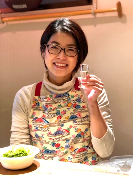 スペシャルな沖縄料理を作ってくれた、主催の玉城久美子さん。