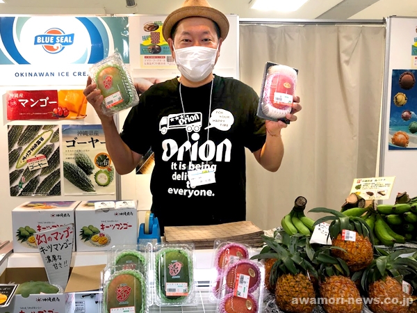 「高級フルーツがよく出てます。」と、沖縄産の野菜果物を販売する翁屋・小堺GM。同社は泡盛の品揃えに定評がある東銀座の沖縄料理店「島どうふ」も経営。