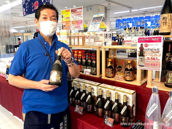 「経済状況が厳しい中足を運んでくれるお客さんもいるので、グイグイお勧めしないよう気をつけてます。」と、瑞穂酒造の名物営業マン・本田さん。