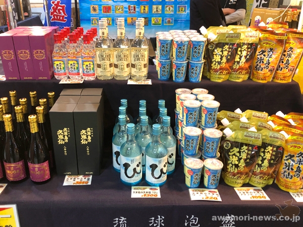 久米島の久米仙のラインナップは瓶、パウチ、カップ、ペットボトルと様々。その中身も、マイルドタイプからハードリカーまで幅広い。