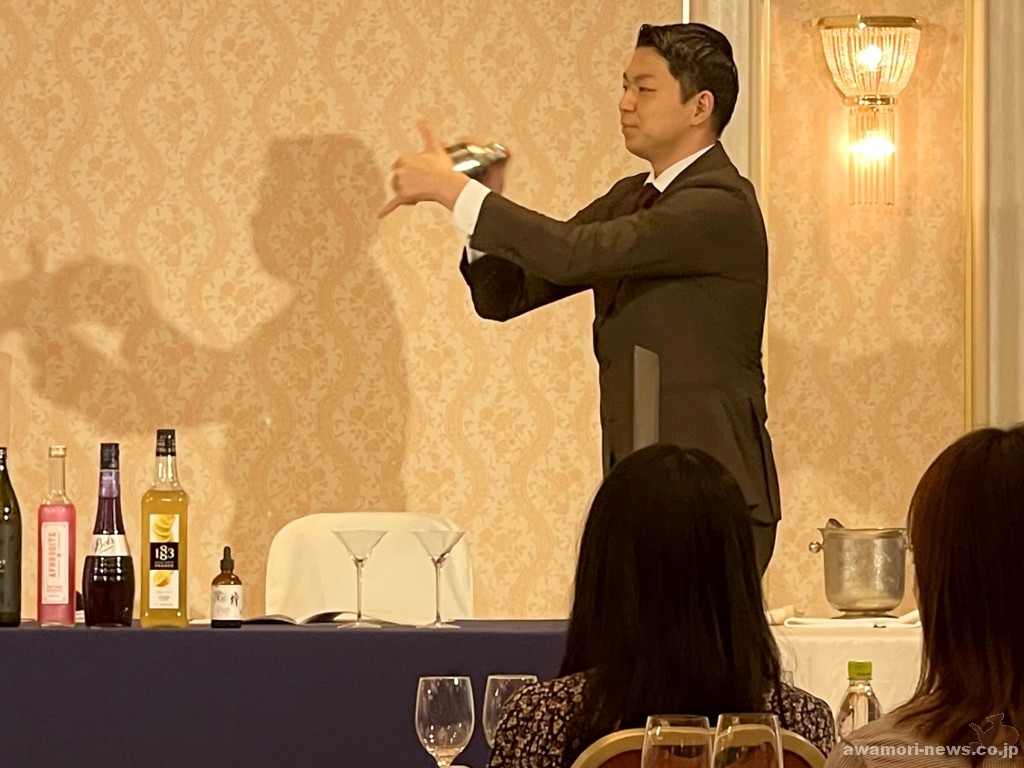 芋焼酎「だいやめ～DAIYAME～」を使用した優勝カクテル「花しぐれ」を振舞う小坂駿さん。