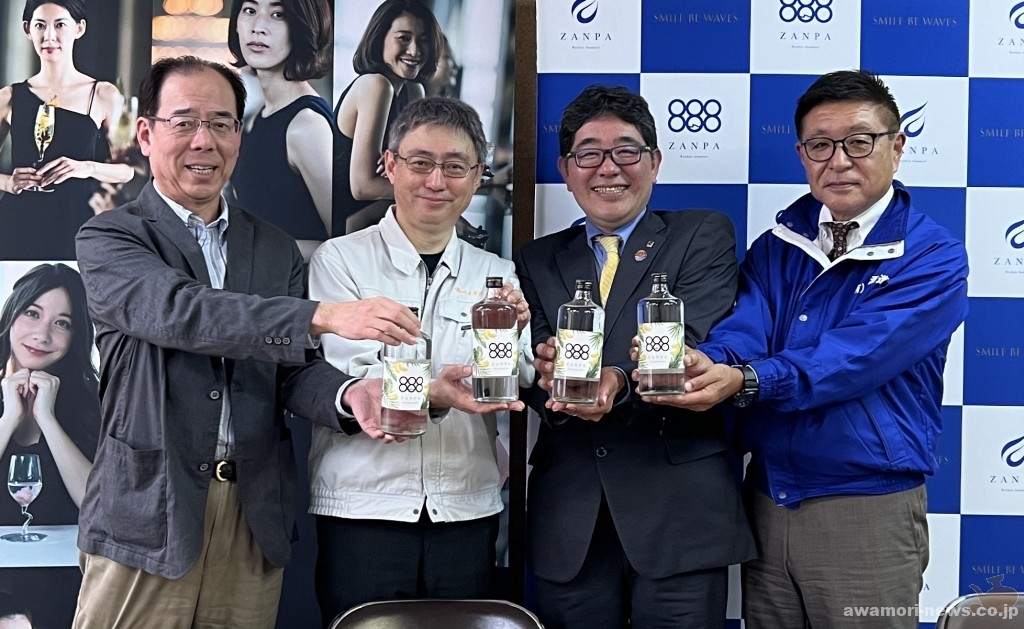 (左から)高木博史名誉教授、塚原正敏代表、比嘉兼作社長、太田敏部長。