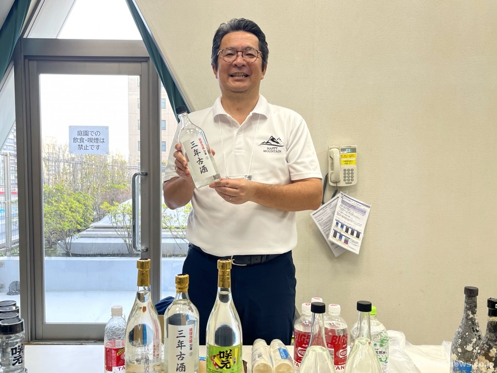 咲元酒造さんのイチオシは、ロングセラー商品「三年古酒」のクリアボトル。