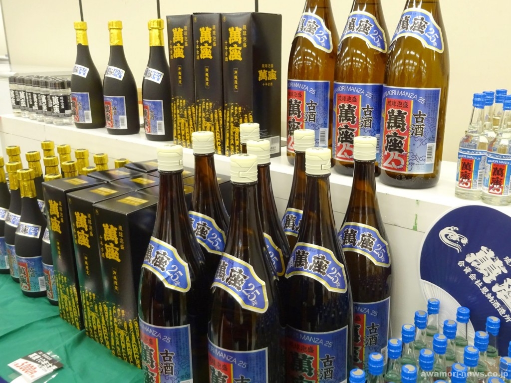 恩納村ブースには恩納酒造所の商品がズラリ。珍しい「海底貯蔵酒」も展示販売。30日（木）からは社長もご来場。