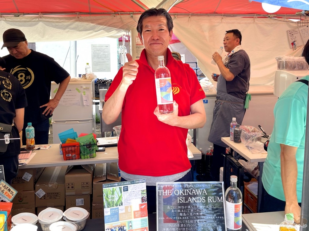 瑞穂酒造の名物営業マン・本田さんは、沖縄県黒砂糖協同組合ブースで「THE OKINAWA ISLANDS RUM」カクテルを販売。