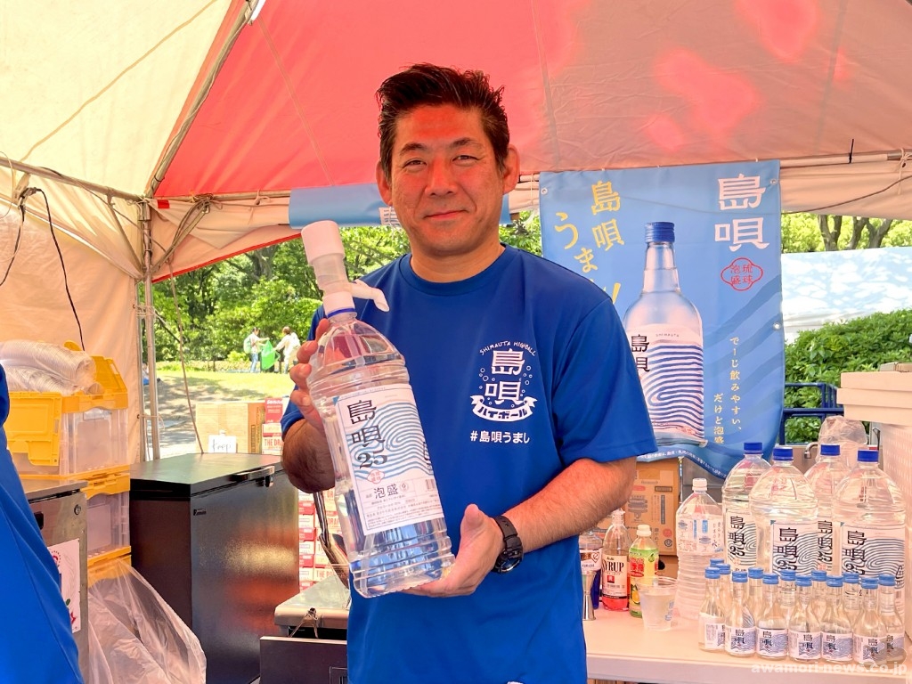 泡盛に馴染みのない人の多い県外イベントにはピッタリの「島唄」。大容量ペットボトルを掲げるのはまさひろ酒造の平安さん。