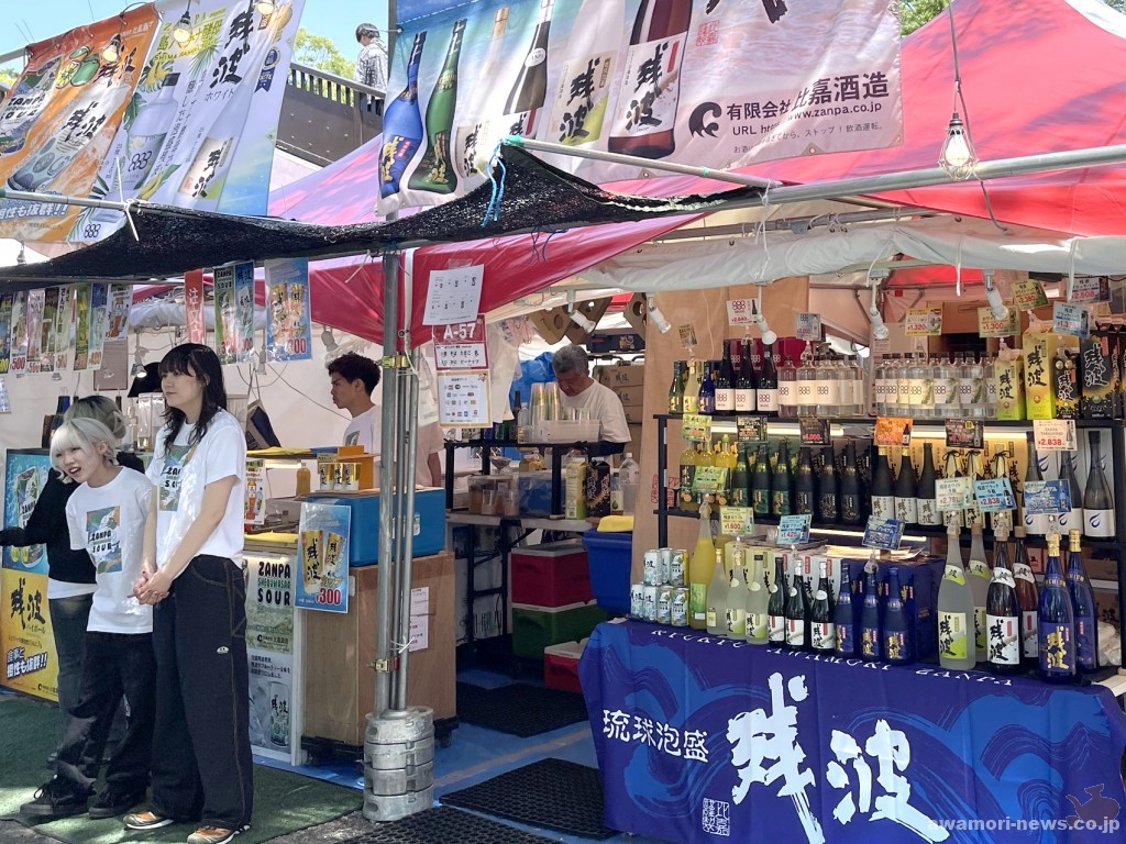  沖縄イベントといえば、比嘉酒造ブース。「残波ハイボール」は、もはや祭りの定番商品。 