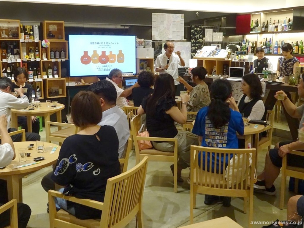 日本の酒情報館の今田周三館長の挨拶で会はスタート。日本の清酒や蒸留酒の歴史、GI表記について、泡盛の特徴、古酒の魅力などがわかりやすく紹介された。