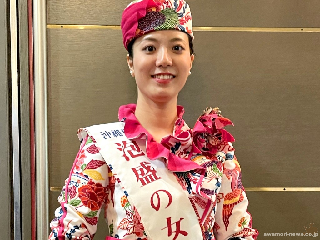 泡盛の女王・仲村佑奈さんも来場。当日沖縄帰りというハードスケジュール