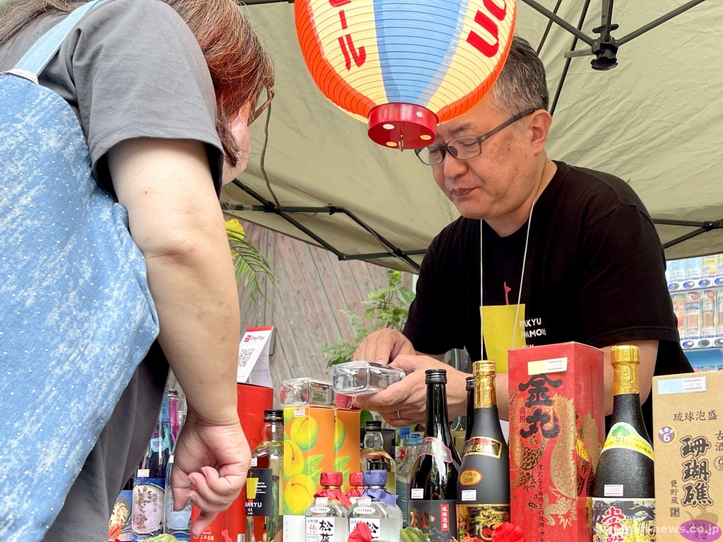 丁寧に泡盛の案内をする神村酒造中里迅志社長