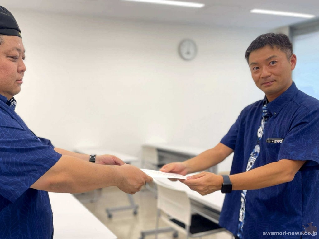 合格証書を受け取る加藤芳紀さん（右）