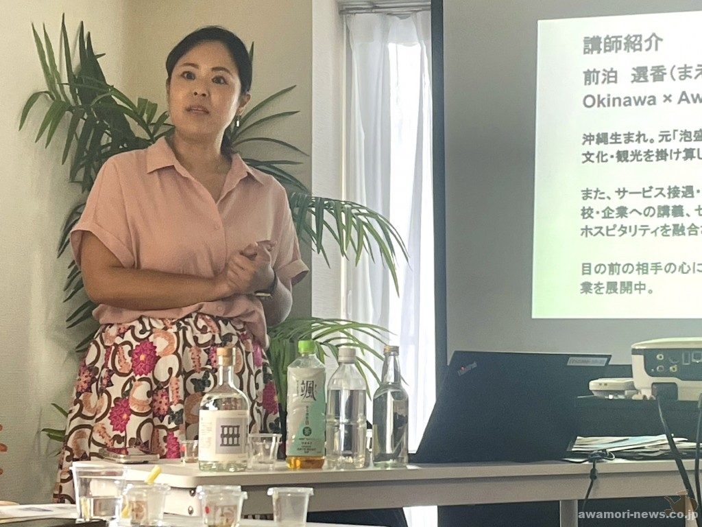 「泡盛は感動体験、満足体験を届ける特別なお酒」と話す、元泡盛の女王・前泊さん