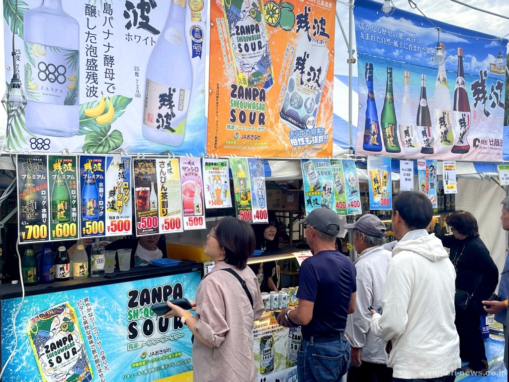ボトル売りコーナーにも杯売りコーナーにも行列が絶えない比嘉酒造ブース。ラインナップも豊富。