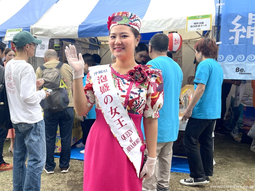 「琉球泡盛魅力発信」試飲ブースで泡盛を振る舞った、泡盛の女王・稲嶺真理菜さん。 「沖縄好きが集まってるのはわかっていたのですが、こんなに泡盛にいい反応してくださるんだな!と驚いてます。気に入った銘柄のラベルの写真を撮って帰る方もいます。」