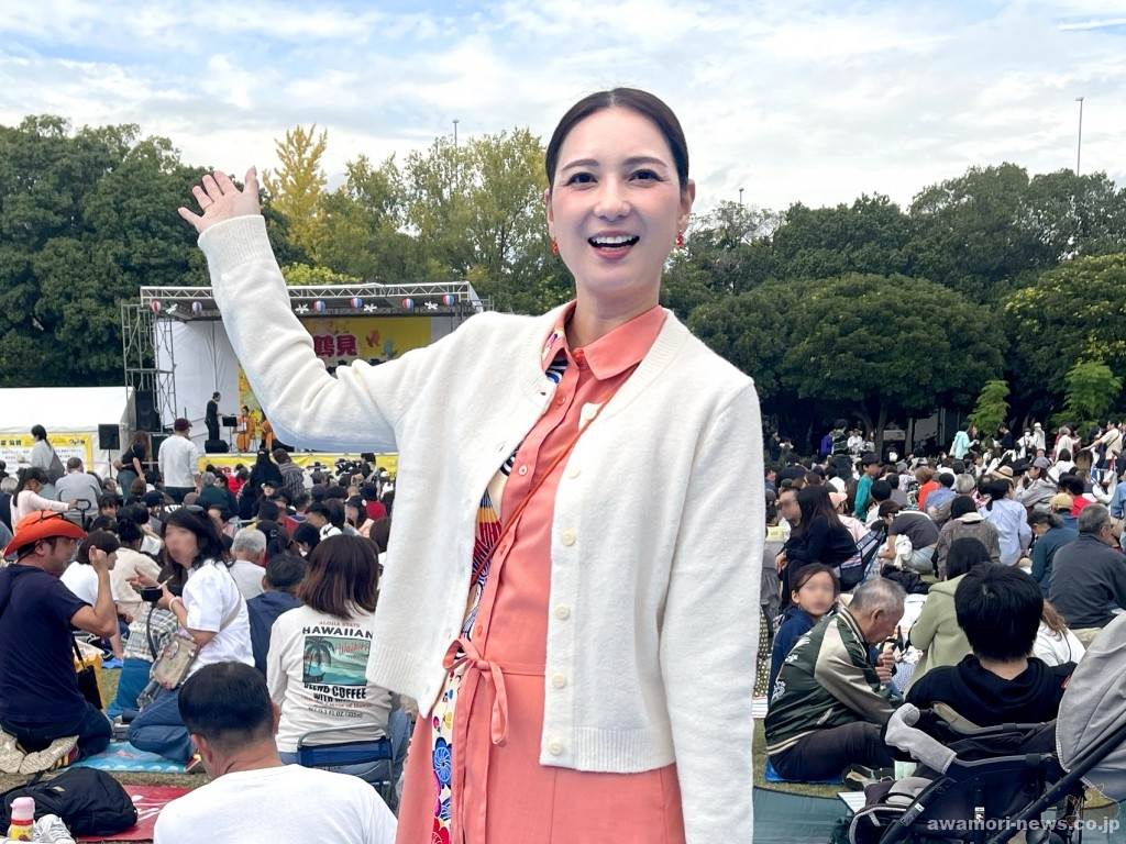 現役女王とともに泡盛の案内役を務めた、2023年度泡盛の女王・稲福美咲さん。 「幅広い銘柄が揃っていて好みに合わせた提案がしやすいので、皆さんに美味しいと言ってもらえます。ウチナー祭なのでアウェー感がなく、温かいですね(笑)」