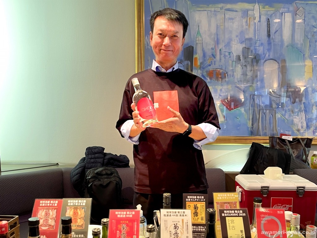 akariが大ヒット中!菊之露酒造ブースの藤田さん。下地社長も来場