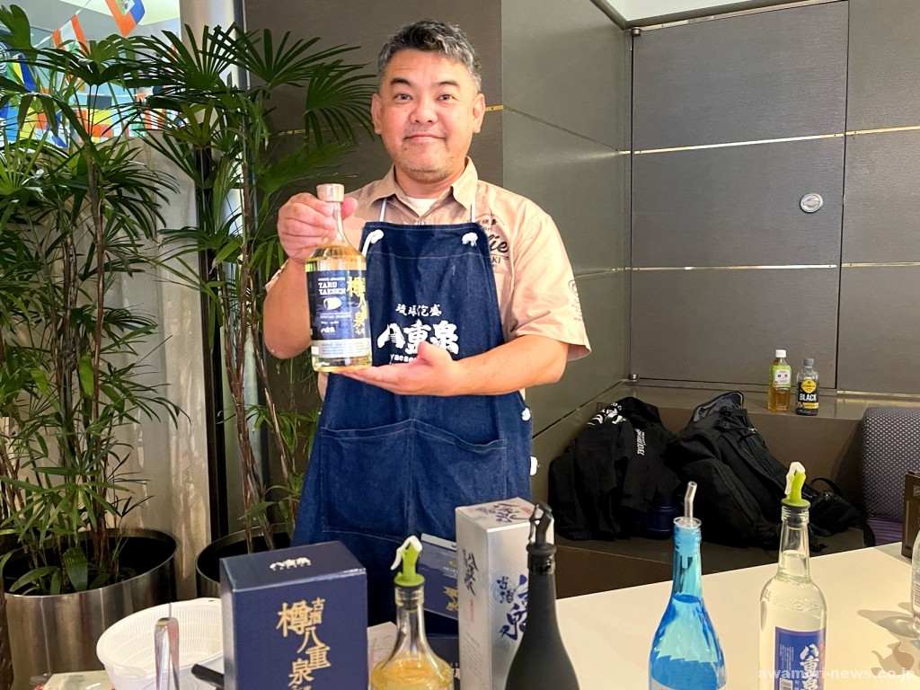 初参加の八重泉酒造ブースでは、新商品「古酒樽八重泉36度」を座喜味社長がいち早くお披露目