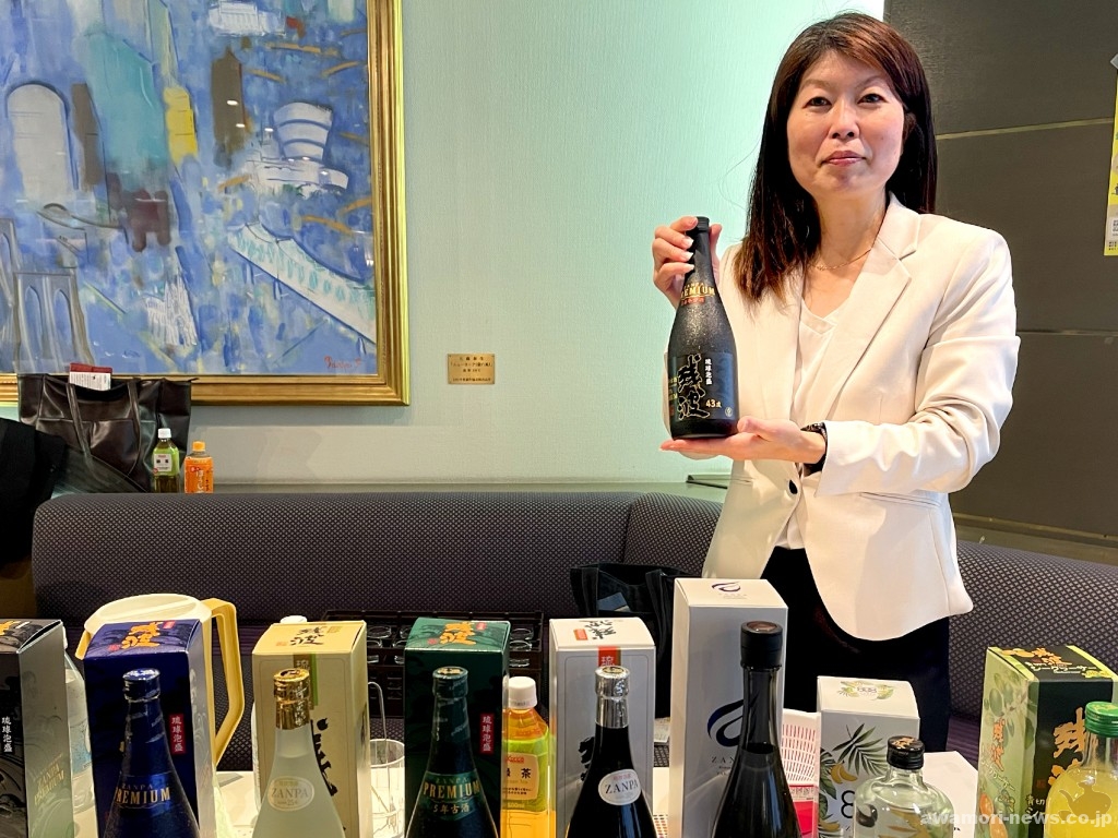 バリエーション豊かなラインナップの残波・比嘉酒造ブース、小林さん