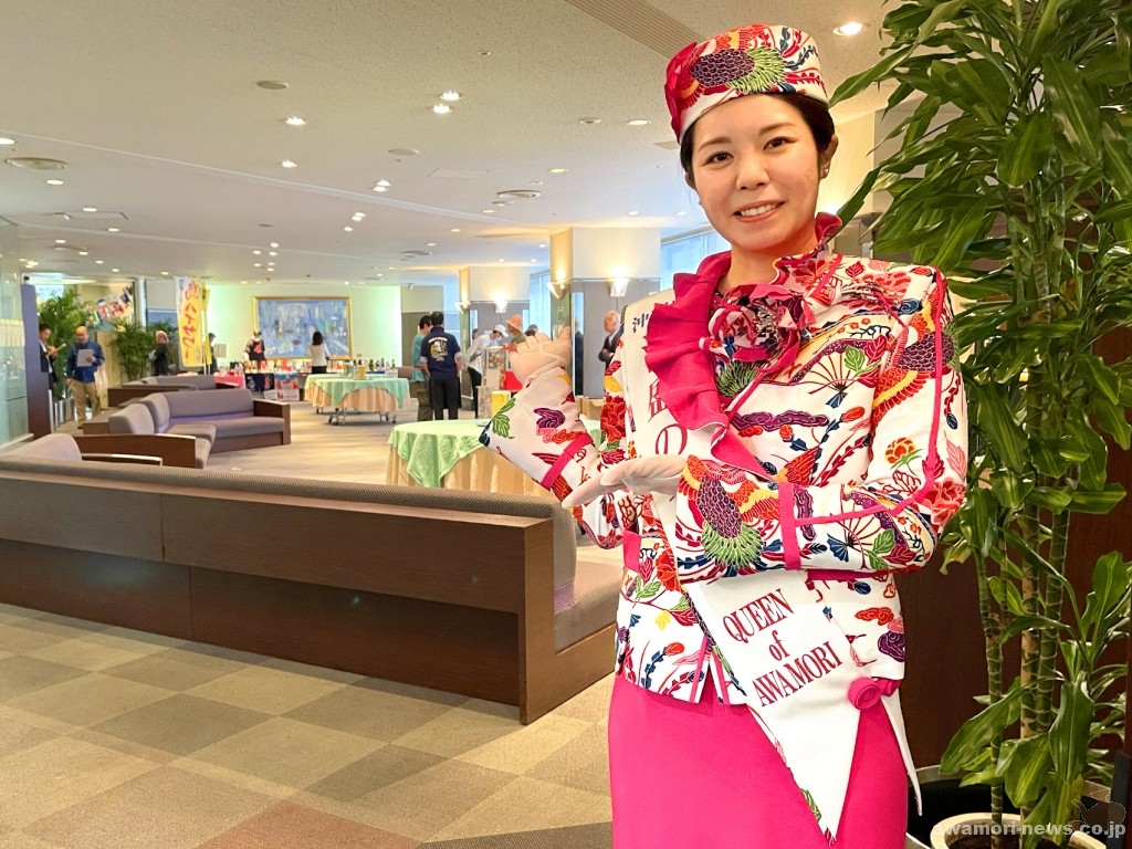 泡盛の女王・宮下智美さんも来場。たくさんのファンに囲まれた