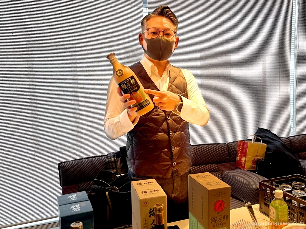 ブレンド熟成古酒「海乃邦」を掲げる、沖縄県酒造協同組合の福地さん