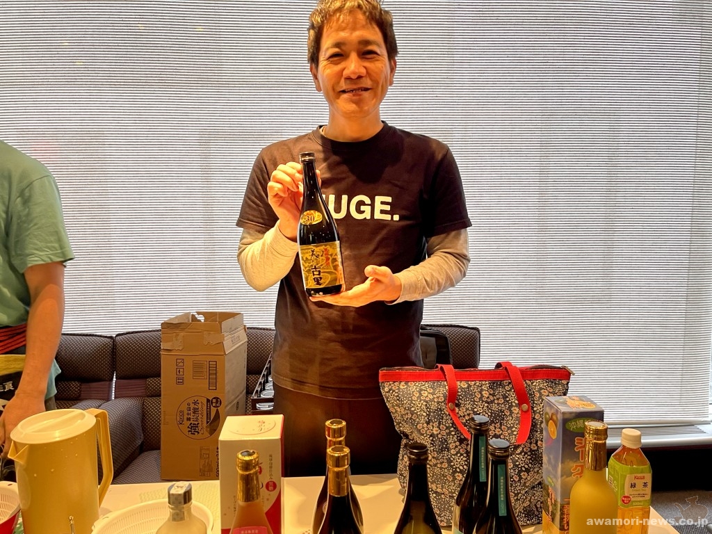 泡盛、イムゲー、リキュールと幅広く取り揃えた今帰仁酒造ブース、大城社長