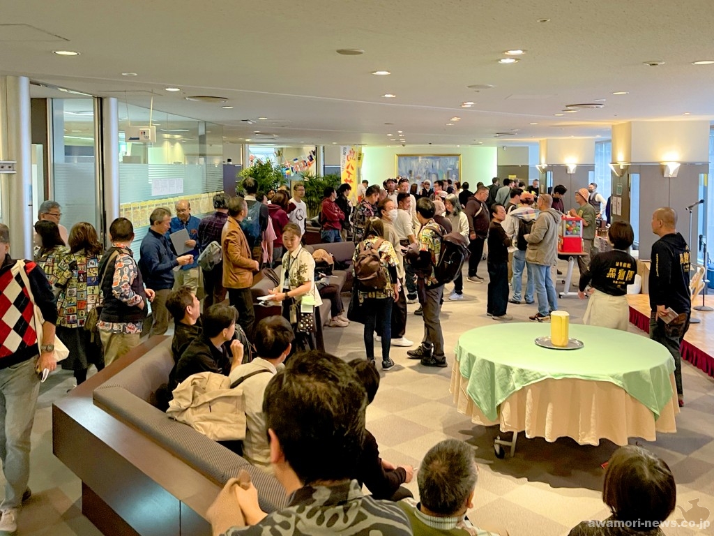 来場者は約140名。会場をまっすぐ歩くのも難しいほどの盛況ぶりで、各ブースの熱気が絶え間なく続いた