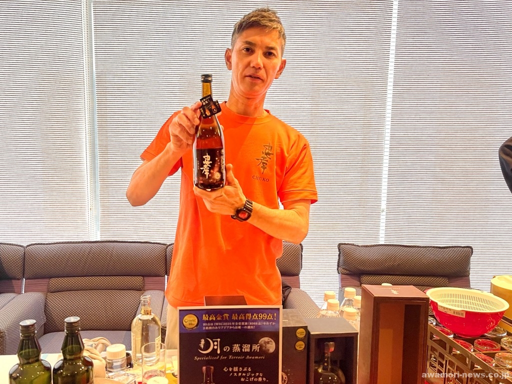 新しい自社酵母でリニューアルしたベース泡盛「忠孝」を掲げる、忠孝酒造ブースの又吉さん