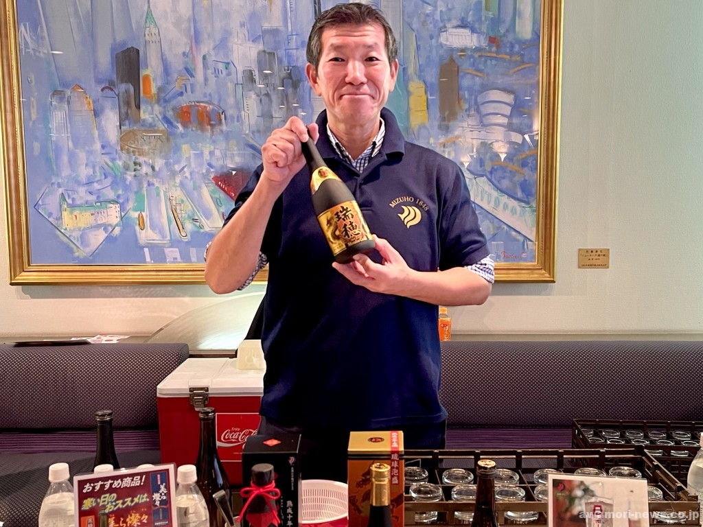 名物営業マン・本田さんが立つ、瑞穂酒造ブースは、ソーダ割りの“Aボール”推し