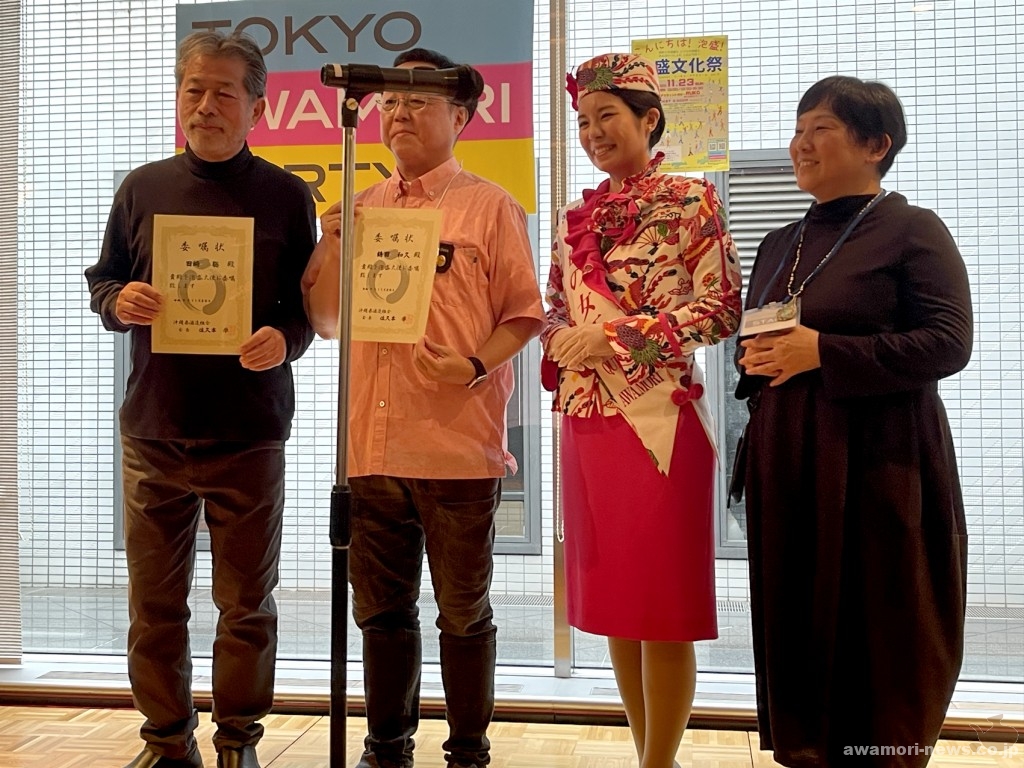 会場中央のステージではプロや飛び入り唄者による歌三線が披露されたほか、泡盛普及に尽力した功労者の表彰なども行われた