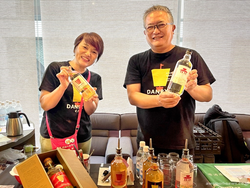 神村酒造ブースには、中里社長ご夫妻が揃って立ち、ファンを喜ばせた