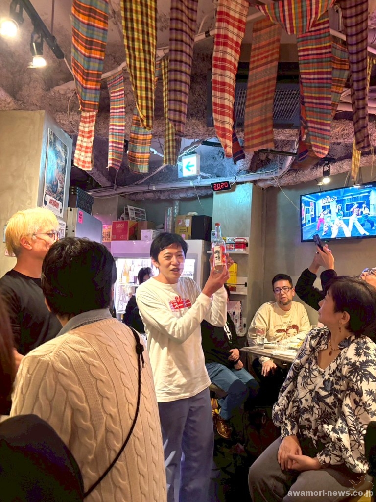 かつて瑞穂酒造が台湾で製造していた蓬莱米使用の泡盛を差し入れしてくれた、新宿「台湾左記麺線」店主の佐久間梢さん。