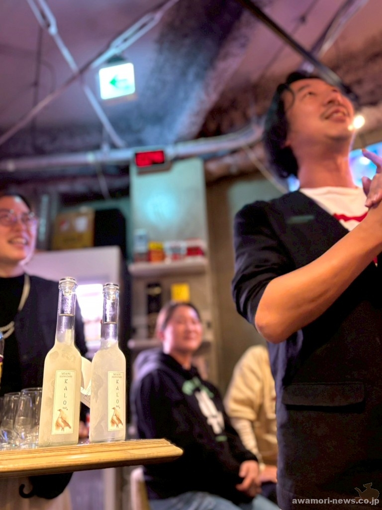 タロ芋焼酎「KALO 黒麹 44度」を紹介する、プロデューサーの石川呂人さん。石川さんは日本酒の唎酒師でもある。