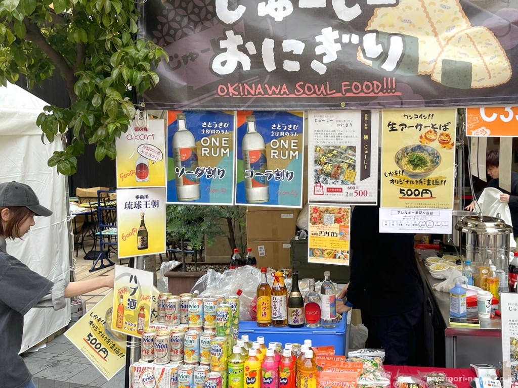 瑞穂酒造「ONE RUM」の姿も。泡盛だけでなく、県産スピリッツの存在感も増している。
