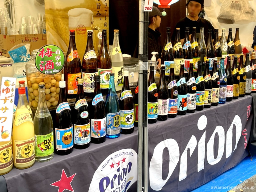 各飲食店ブースにも、泡盛瓶がズラリ。