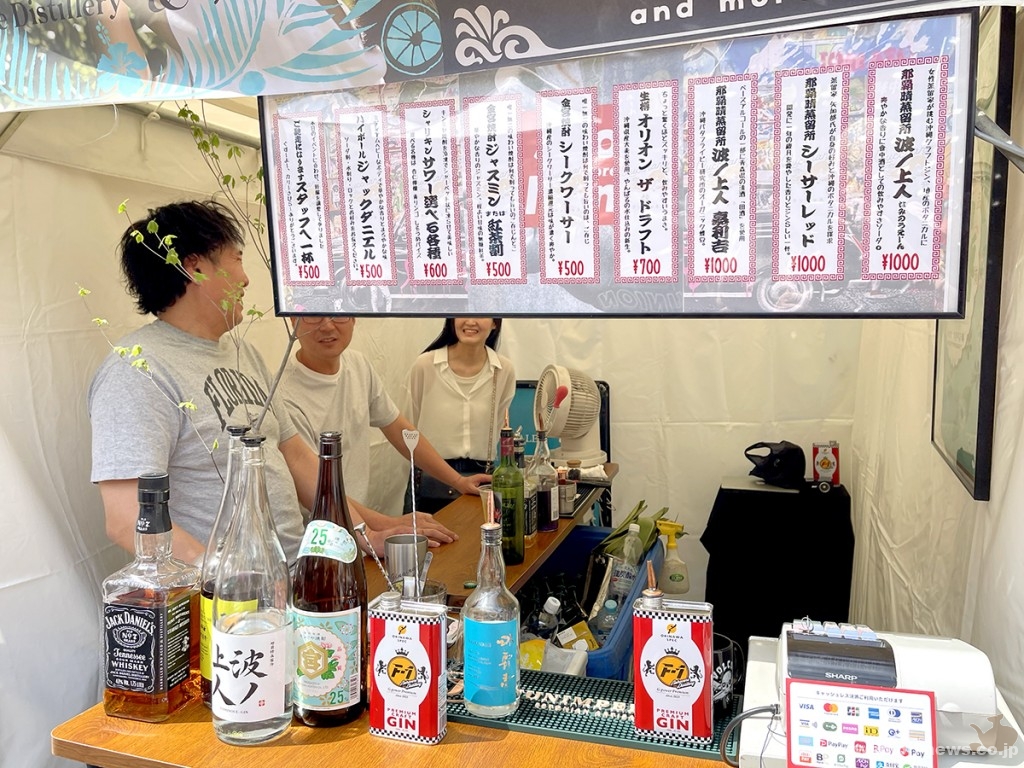 国際通り「那覇晴蒸留所」のジンが楽しめるスタンディングバーも。