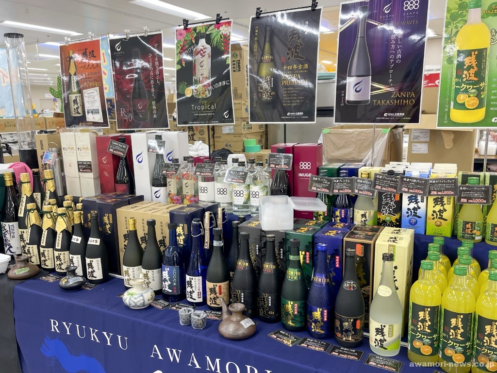 物産展名物の一九九九年を初め、古酒がズラリ並ぶ比嘉酒造ブース。なかでも減圧蒸留の熟成古酒はぜひ飲んでみて欲しい逸品。