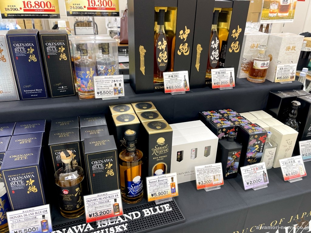 絶好調のOKINAWA ISLAND BLUEシリーズやオールライスウイスキーの倭穀が並ぶ久米仙酒造。もちろん泡盛古酒も。
