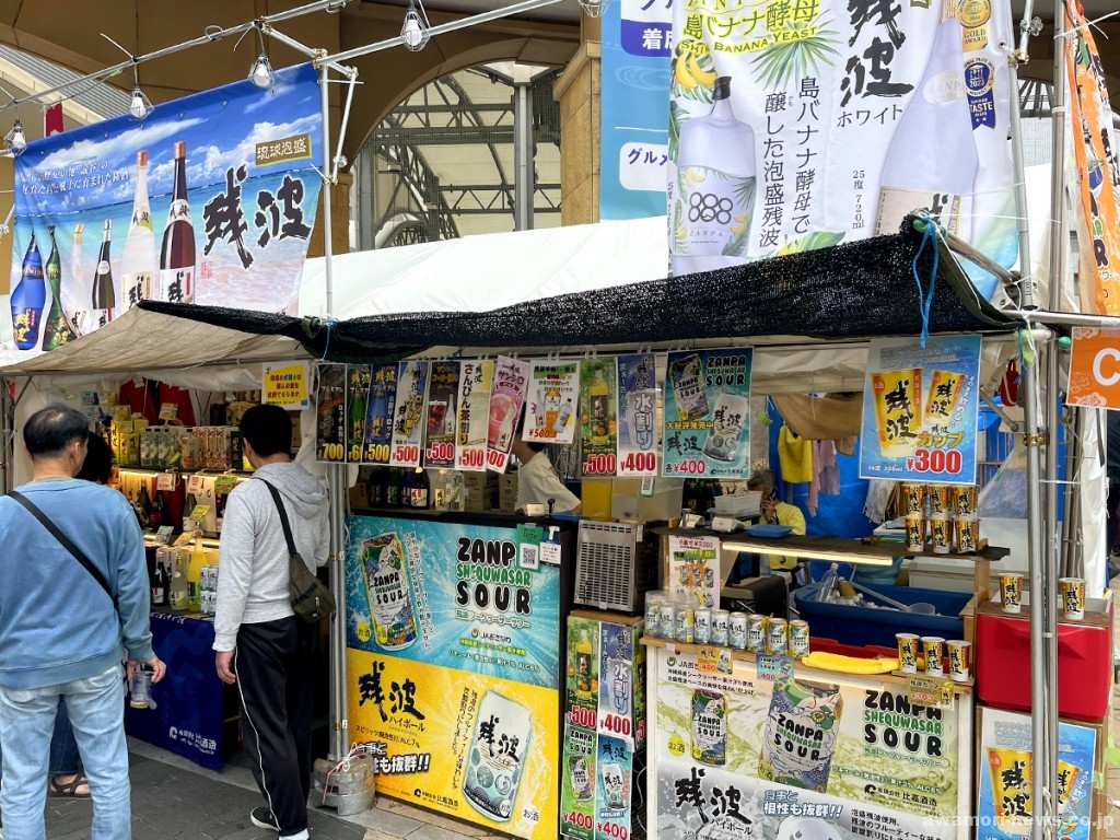 杯売りコーナーとボトル売りコーナーが併設された残波・比嘉酒造ブース。ラインナップの多さが魅力。