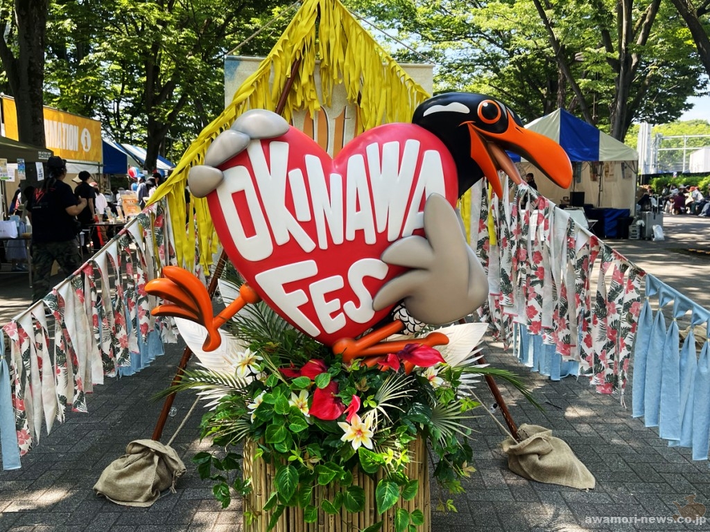 看板の前にも記念撮影の行列ができる人気ぶり。