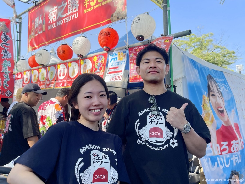 菊之露酒造・下地一盛社長と、販売員として働く泡盛ガール・上地桜子さん。