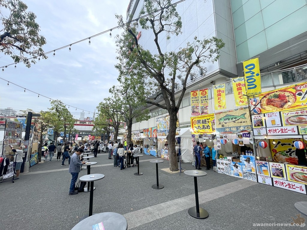 ルフロン広場だけでなく、メイン会場の裏通りにも飲食スペースが新設され、沖縄グルメやビール、泡盛などをゆっくりと楽しめる環境に。