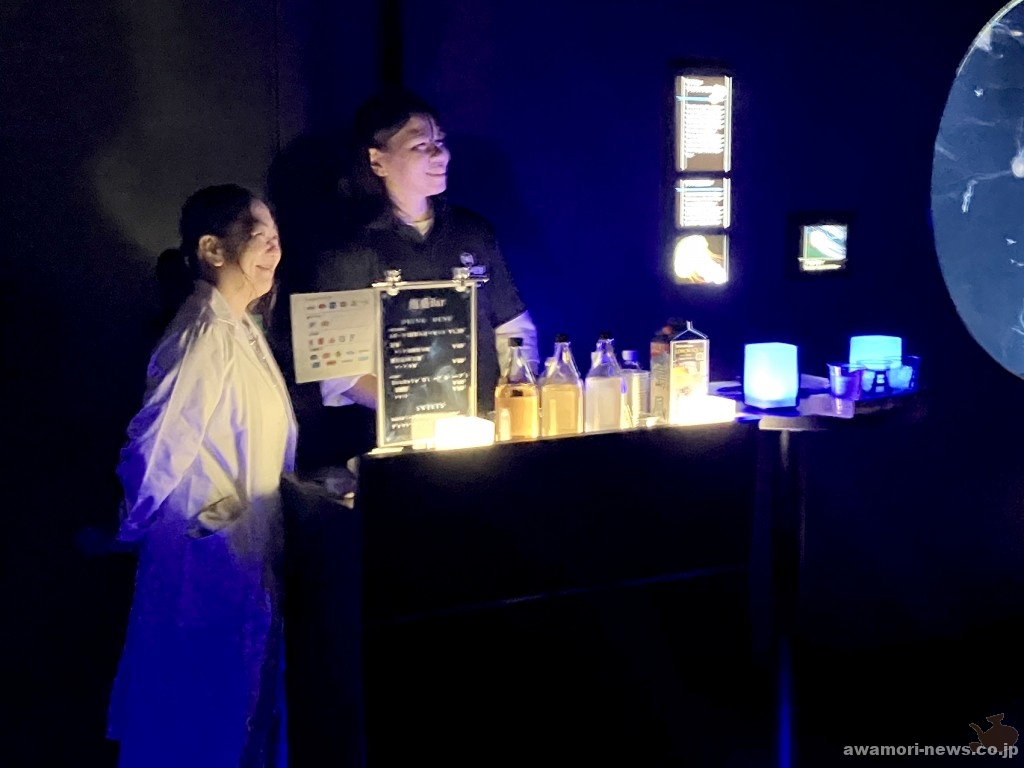 白衣の女性が製造部の石川さん。第一回の泡盛ブレンダー・オブ・ザ・イヤーを受賞した造り手（写真：石川酒造場提供）